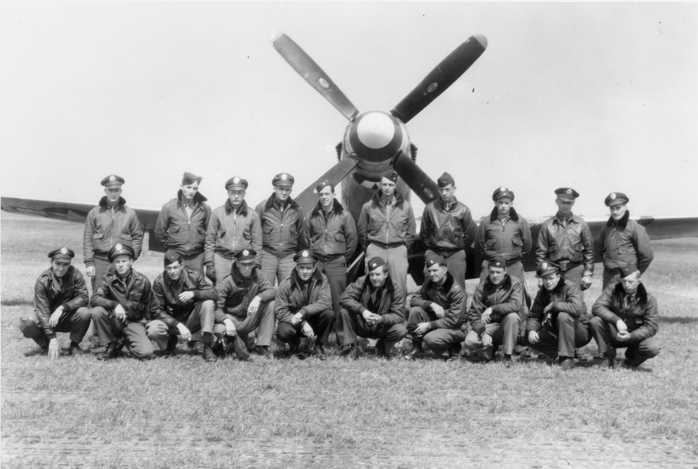 Pilots of the 504th Fighter Sqn pose in front of a P-51D Mustang. (USAAF)